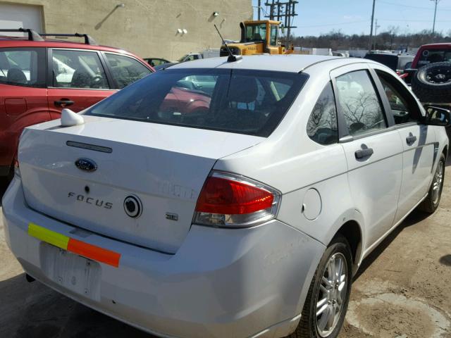 1FAHP35N18W148077 - 2008 FORD FOCUS SE WHITE photo 4