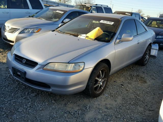 1HGCG2248XA009636 - 1999 HONDA ACCORD LX SILVER photo 2