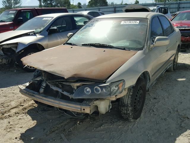 1HGCG5645YA118035 - 2000 HONDA ACCORD LX GOLD photo 2