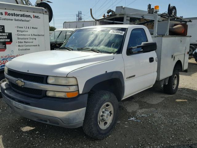 1GBHC24U02E180383 - 2002 CHEVROLET SILVERADO WHITE photo 2