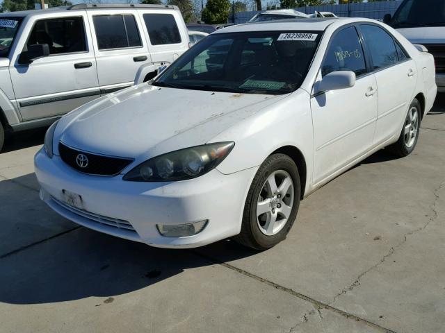 4T1BE30K35U557879 - 2005 TOYOTA CAMRY LE WHITE photo 2