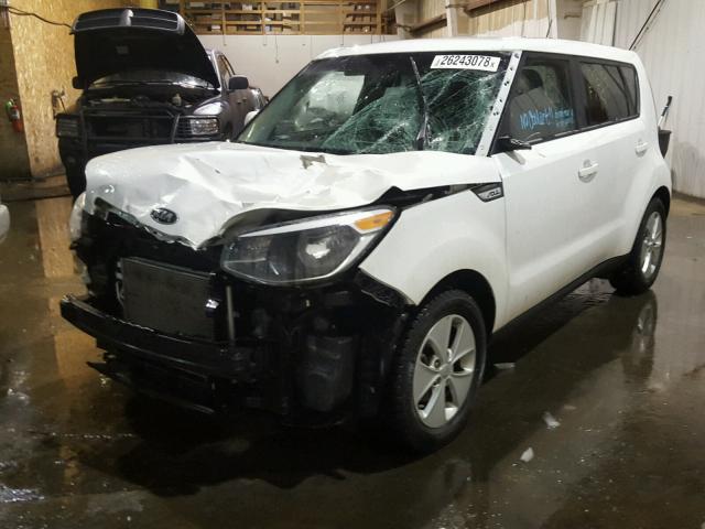 KNDJN2A28G7393118 - 2016 KIA SOUL WHITE photo 2