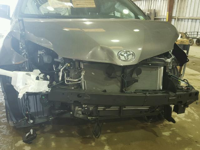 5TDXZ3DCXHS893149 - 2017 TOYOTA SIENNA SE CHARCOAL photo 9