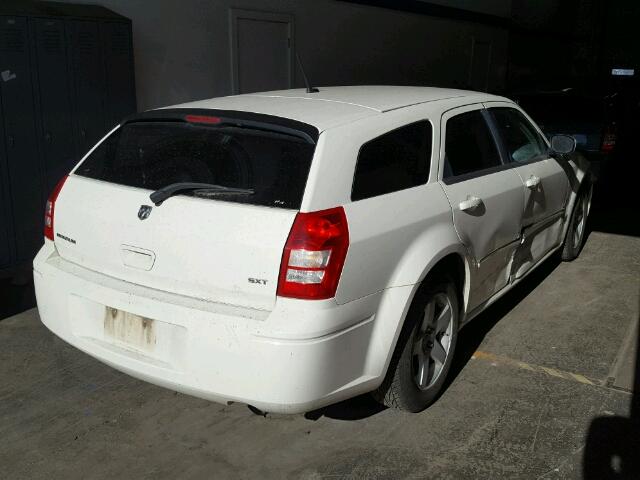 2D4FV37V58H188068 - 2008 DODGE MAGNUM SXT WHITE photo 4