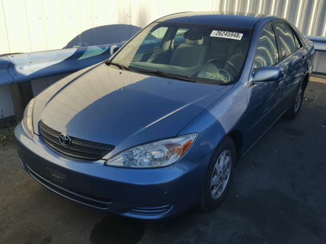 4T1BE32K32U606877 - 2002 TOYOTA CAMRY LE BLUE photo 2