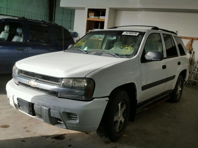 1GNDT13S552355681 - 2005 CHEVROLET TRAILBLAZE WHITE photo 2