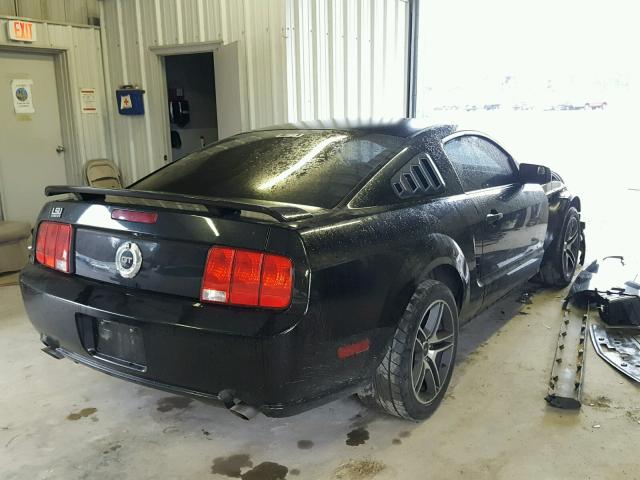 1ZVFT82HX55165161 - 2005 FORD MUSTANG GT BLACK photo 4