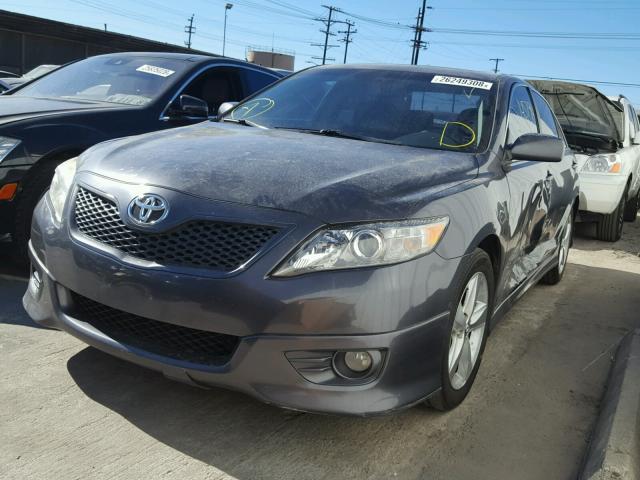 4T1BF3EK4BU683492 - 2011 TOYOTA CAMRY BASE GRAY photo 2