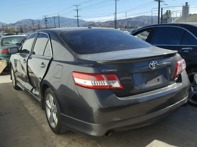 4T1BF3EK4BU683492 - 2011 TOYOTA CAMRY BASE GRAY photo 3