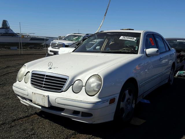 WDBJF70J72B485537 - 2002 MERCEDES-BENZ E 430 WHITE photo 2