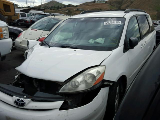 5TDZK23C28S138702 - 2008 TOYOTA SIENNA CE WHITE photo 2