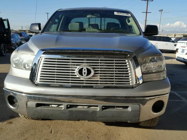 5TFRM5F11AX006911 - 2010 TOYOTA TUNDRA DOU SILVER photo 9