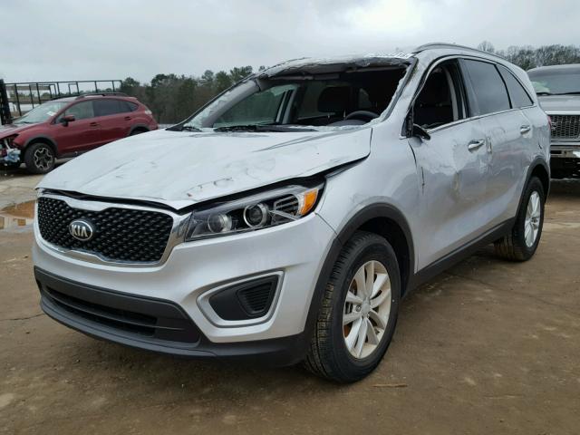 5XYPG4A38HG225007 - 2017 KIA SORENTO LX SILVER photo 2