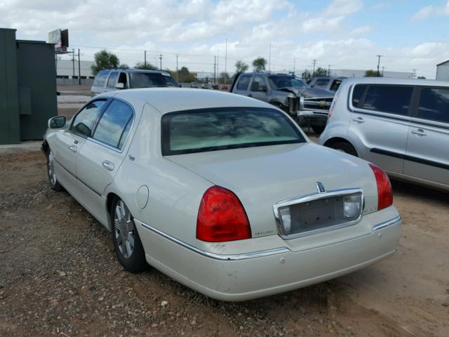 1LNHM82W05Y633870 - 2005 LINCOLN TOWN CAR S WHITE photo 3