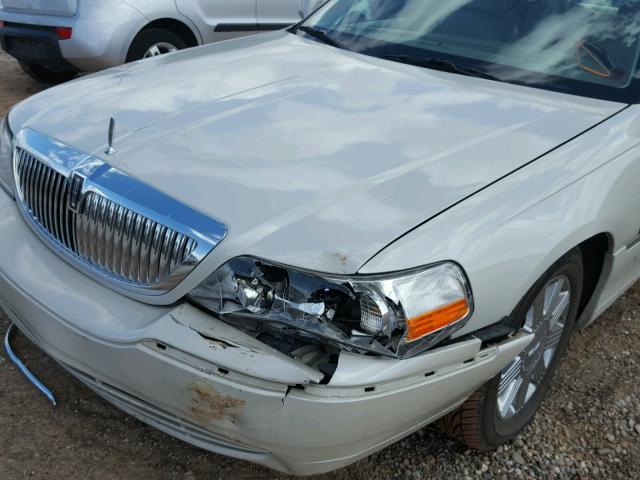 1LNHM82W05Y633870 - 2005 LINCOLN TOWN CAR S WHITE photo 9