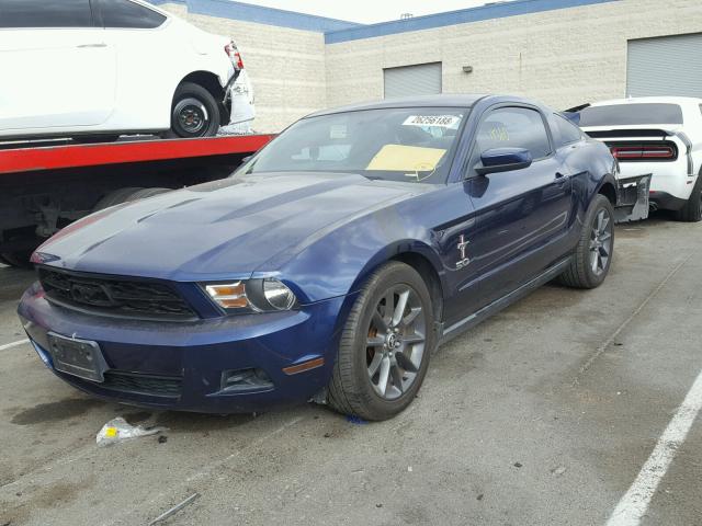 1ZVBP8AN5A5129642 - 2010 FORD MUSTANG BLUE photo 2