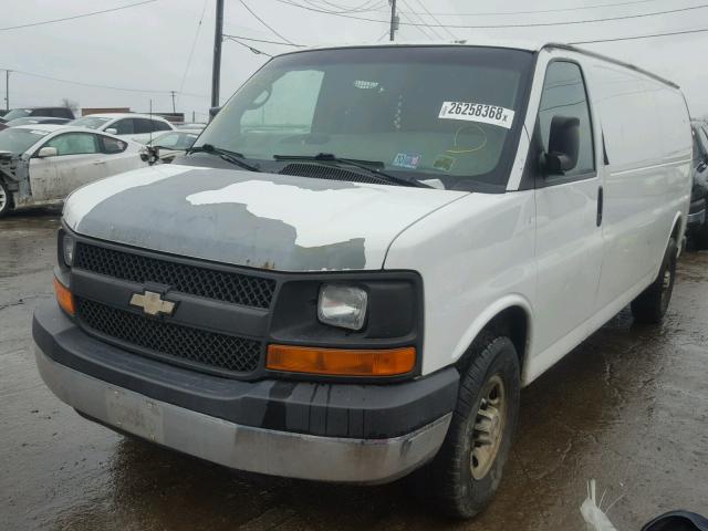 1GCHG39V371205881 - 2007 CHEVROLET EXPRESS G3 WHITE photo 2