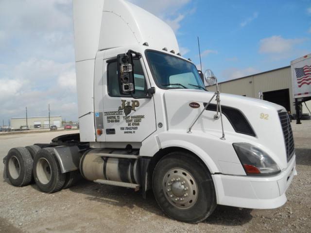 4V4NC9TG17N457489 - 2007 VOLVO VN VNL WHITE photo 1