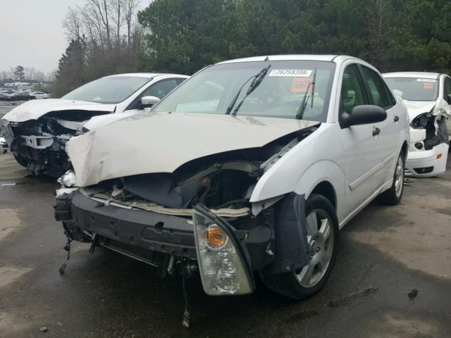 1FAFP34N55W162990 - 2005 FORD FOCUS ZX4 WHITE photo 2