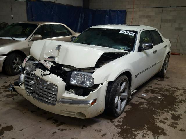 2C3JA63H75H560806 - 2005 CHRYSLER 300C CREAM photo 2