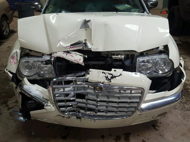 2C3JA63H75H560806 - 2005 CHRYSLER 300C CREAM photo 7