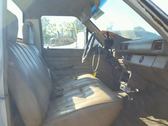 JT5RN75U3H0014317 - 1987 TOYOTA PICKUP CAB WHITE photo 5