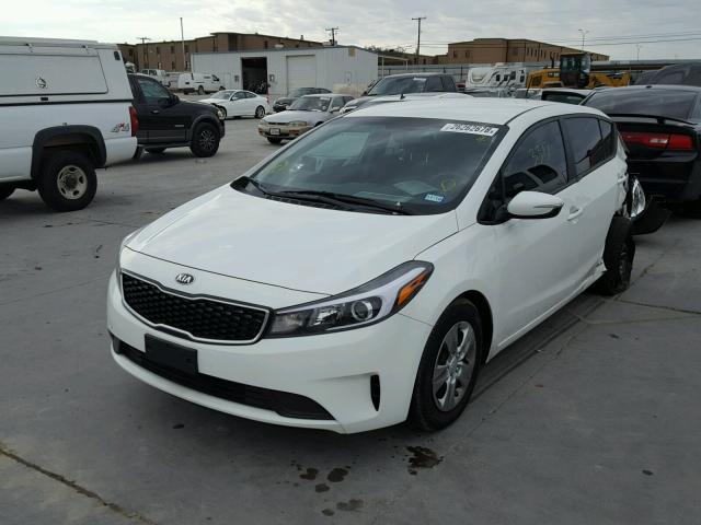 KNAFK5A84H5721374 - 2017 KIA FORTE LX WHITE photo 2