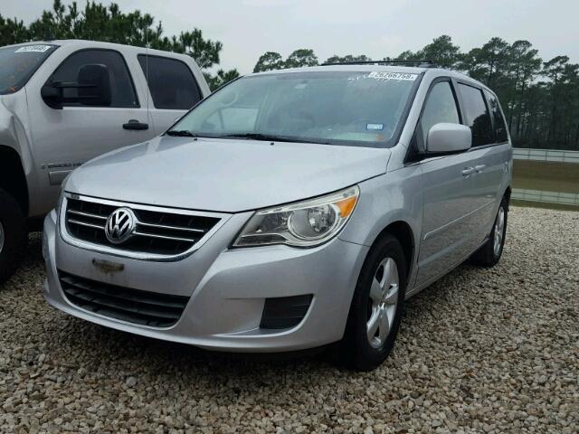 2V4RW3DG7BR622107 - 2011 VOLKSWAGEN ROUTAN SE SILVER photo 2