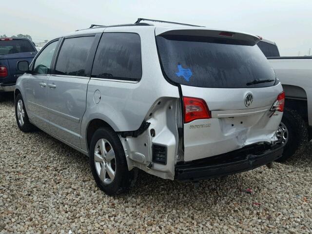 2V4RW3DG7BR622107 - 2011 VOLKSWAGEN ROUTAN SE SILVER photo 3