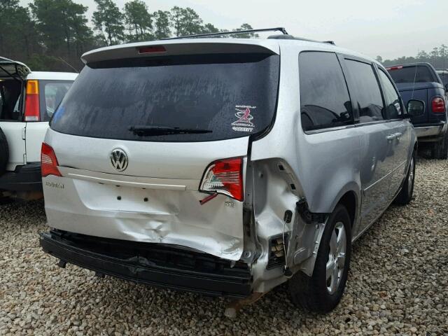 2V4RW3DG7BR622107 - 2011 VOLKSWAGEN ROUTAN SE SILVER photo 4