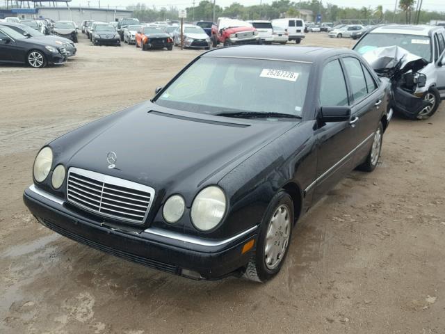 WDBJF65F7WA614628 - 1998 MERCEDES-BENZ E 320 BLACK photo 2