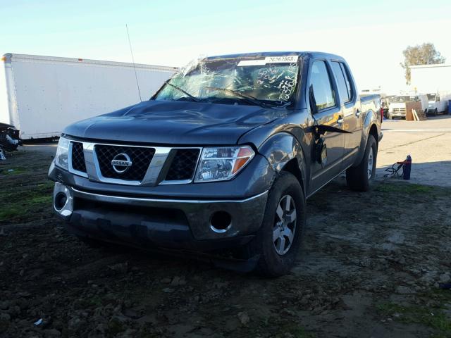 1N6AD07W26C472336 - 2006 NISSAN FRONTIER C GRAY photo 2