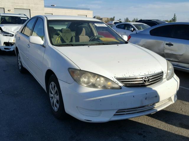 4T1BE32K35U424813 - 2005 TOYOTA CAMRY LE WHITE photo 1