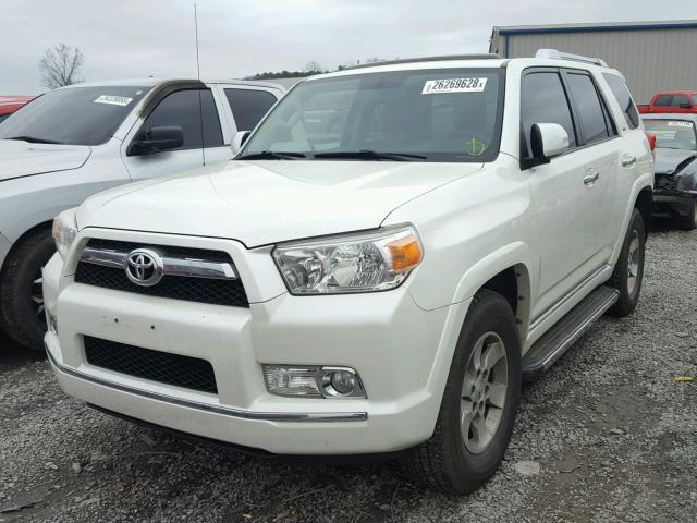 JTEZU5JR7B5033004 - 2011 TOYOTA 4RUNNER SR WHITE photo 2