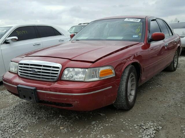 2FAFP74W3YX211077 - 2000 FORD CROWN VICT RED photo 2