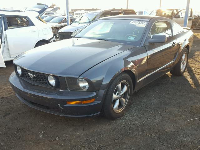 1ZVFT80NX75247242 - 2007 FORD MUSTANG GRAY photo 2