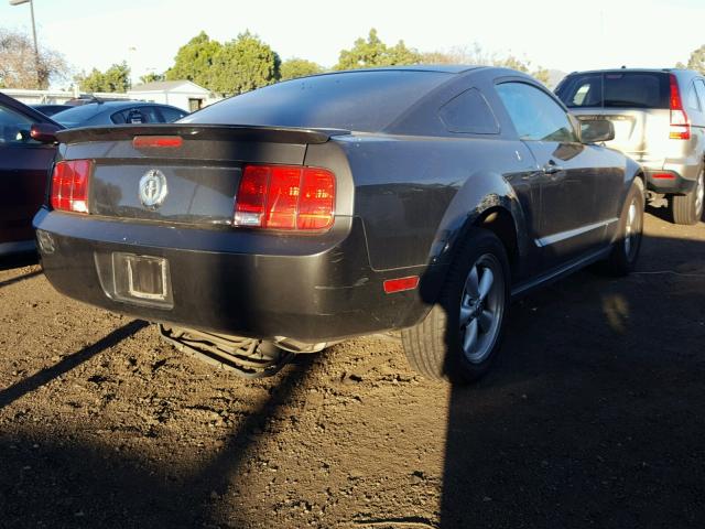 1ZVFT80NX75247242 - 2007 FORD MUSTANG GRAY photo 4
