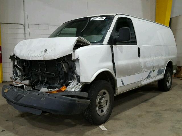 1GCWGFCA0B1169977 - 2011 CHEVROLET EXPRESS G2 WHITE photo 2