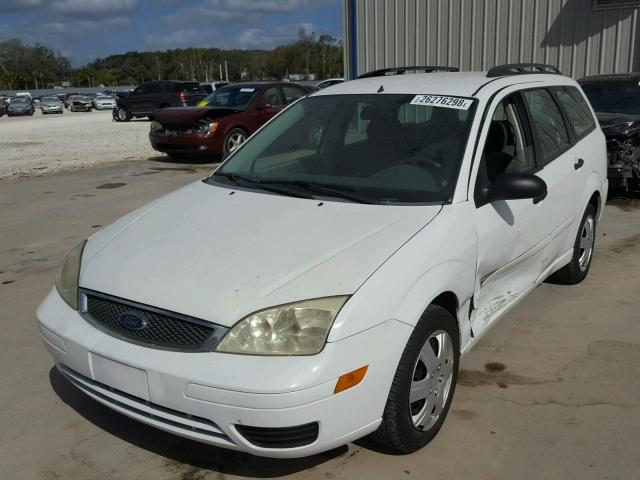 1FAFP36N35W302371 - 2005 FORD FOCUS ZXW WHITE photo 2