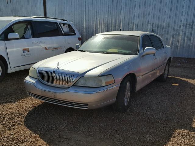 1LNHM81W33Y700301 - 2003 LINCOLN TOWN CAR E GRAY photo 2