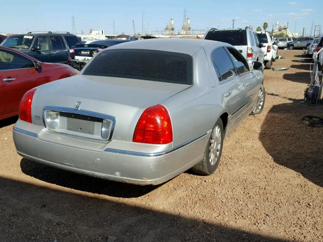 1LNHM81W33Y700301 - 2003 LINCOLN TOWN CAR E GRAY photo 4