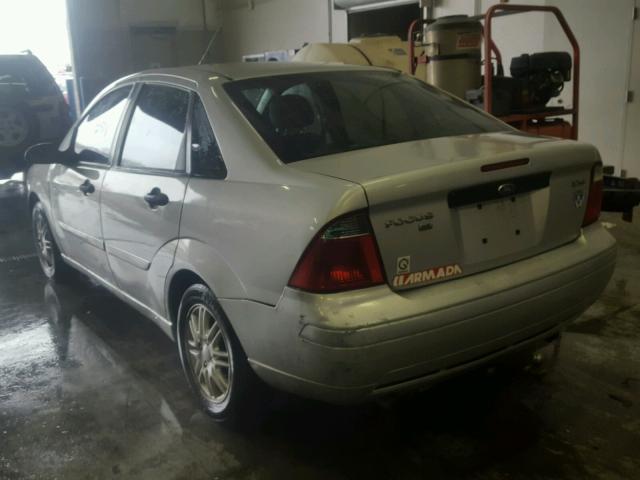 1FAFP34N26W146750 - 2006 FORD FOCUS ZX4 SILVER photo 3