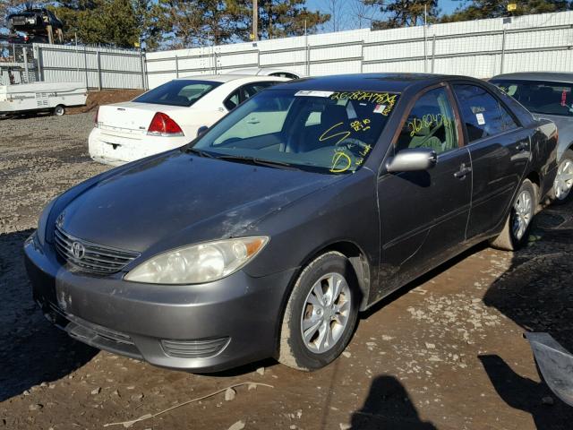 4T1BF32K75U609573 - 2005 TOYOTA CAMRY LE GRAY photo 2