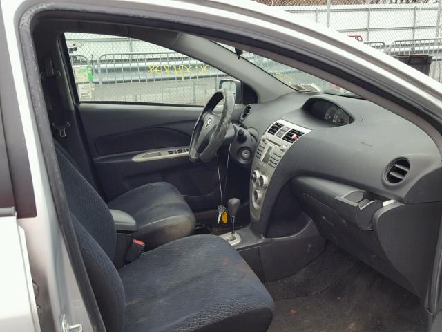 JTDBT923571041286 - 2007 TOYOTA YARIS SILVER photo 5