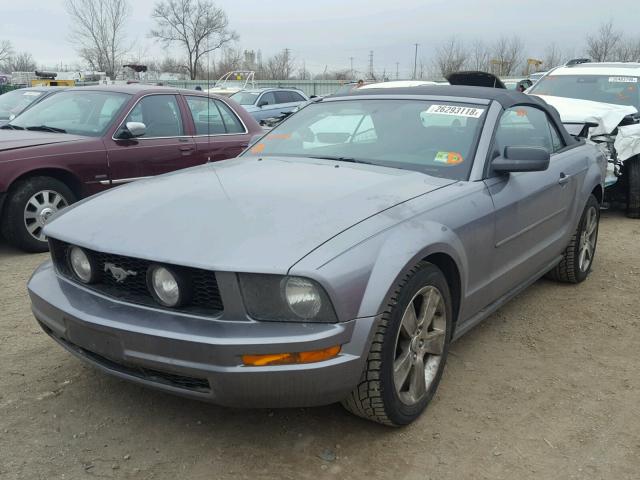 1ZVFT84NX75276881 - 2007 FORD MUSTANG GRAY photo 2