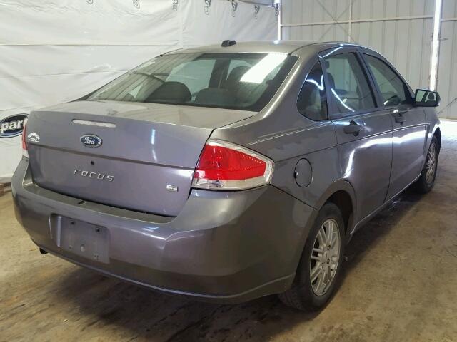 1FAHP35N69W182999 - 2009 FORD FOCUS SE GRAY photo 4