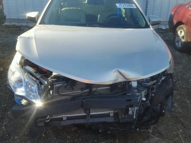 4T1BD1FKXEU111047 - 2014 TOYOTA CAMRY HYBR SILVER photo 7