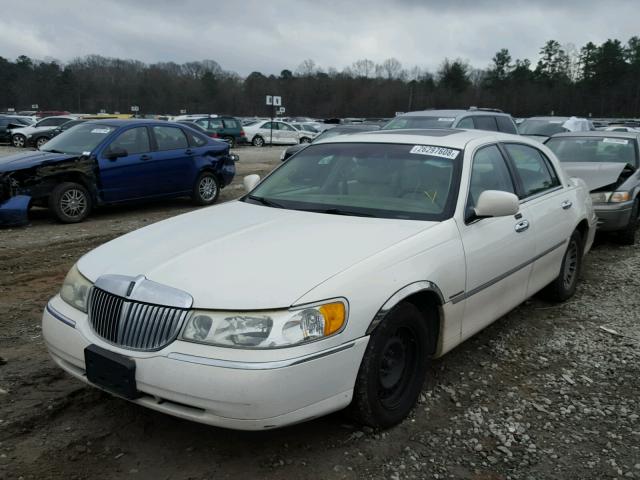 1LNHM83W72Y644827 - 2002 LINCOLN TOWN CAR C WHITE photo 2