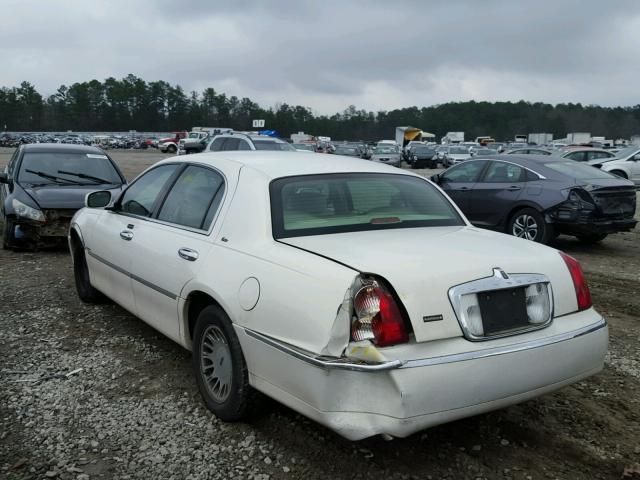 1LNHM83W72Y644827 - 2002 LINCOLN TOWN CAR C WHITE photo 3