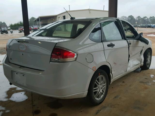 1FAHP35N28W268521 - 2008 FORD FOCUS SE WHITE photo 4